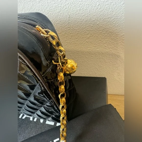 CHANEL vintage Large pocket quilted camera bag - Picture 4 of 12